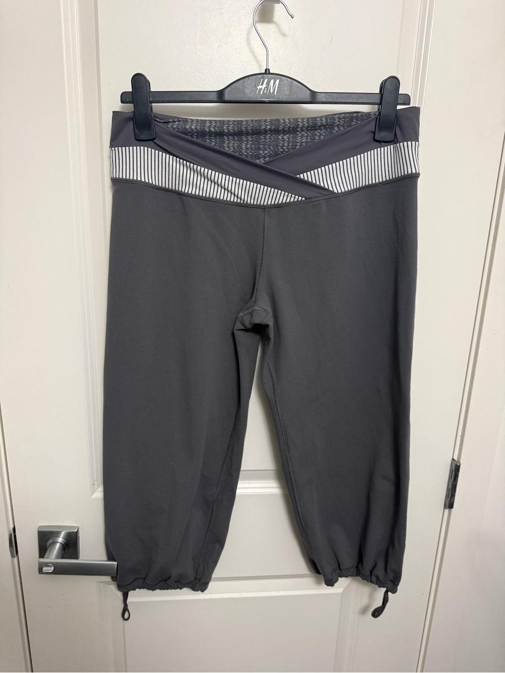 Lululemon Dharana Wide Leg Capri – Soot Grey / Hyper Stripe Angel Wing